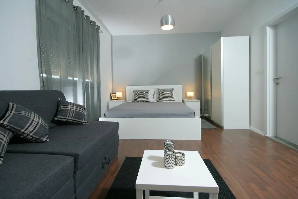 Charm Apartments And Rooms Traù