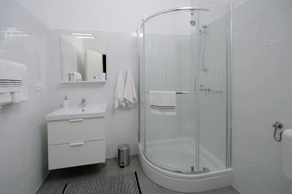 Charm Apartments And Rooms Traù 0*,