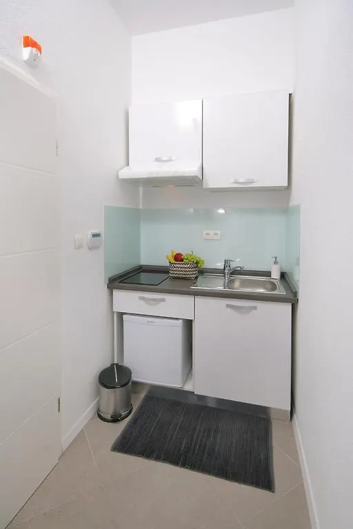 Charm Apartments And Rooms Traù