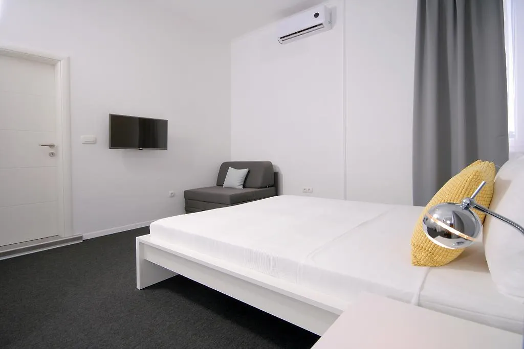 Charm Apartments And Rooms Traù